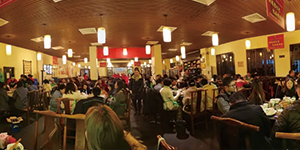 圣誕老人不僅帶來了糖果、蛋糕、還有無盡歡笑，因為他叫“水思源”